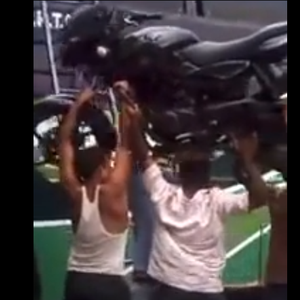 بالفيديو : هندي يصعد الحافلة حاملاً دراجة نارية فوق رأسه 