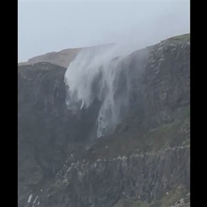 بالفيديو: الرياح القوية في بريطانيا تمنع شلال من التدفق!