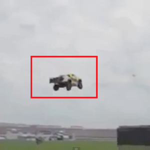 بالفيديو .. أطول قفزة في العالم للسيارة الوحش 