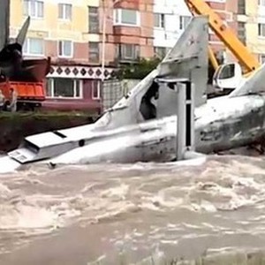 بالفيديو: السيول تغرق طائرات من طراز SU-24 في روسيا