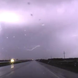 بالفيديو .. عاصفة رعدية شديدة تضرب مناطق أمريكية 