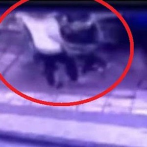 الأرض تبتلع 5 أشخاص فجأة في الصين أمام عين الكاميرا 