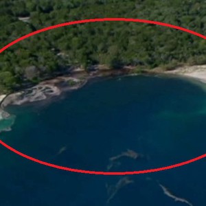 نشوء حفرة كبيرة على شاطئ ولاية كوينزليند بأستراليا