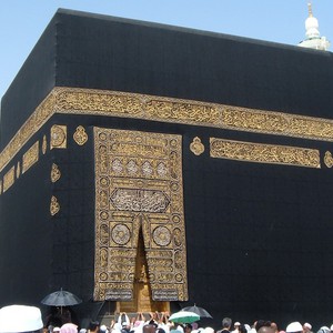 رجل أمن يُحقق أمنية رجل من ذوي الإحتياجات الخاصة بتقبيل الحجر الأسود 