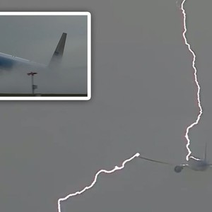 صاعقة تضرب طائرة هولندية بعيد إقلاعها (فيديو)
