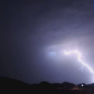 بالفيديو: أمطار متفرقة مصحوبة بصواعق رعدية على بعض أحياء المدينة المنورة ليلة الأحد