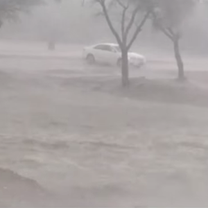 بالفيديو: أمطار الطائف تحاصر الأهالي وتحتجز المركبات