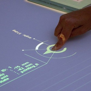 ابتكار جهاز يحول الطاولة العادية إلى شاشة لمس تفاعلية