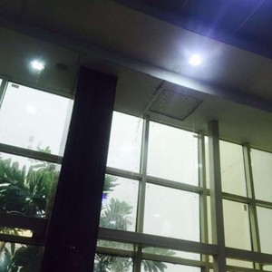 أمطار جازان.. تسرب المياه من لمبات كلية البنات