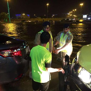 سيل يقطع الطريق ويهدد مستشفى أبو عريش العام