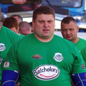 بالفيديو: أقوى رجل بالعالم يحمل مئات الكيلوغرامات من الإطارات