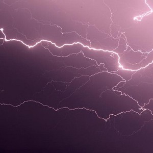 سعودي يوثق لحظة نجاته من الموت بصاعقة رعدية قوية بجبال فيفاء جنوب غرب السعودية   