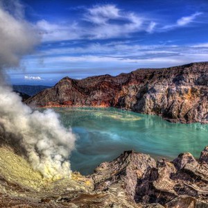 بالصور: مٌجمع أيجن البُركاني يجمعُ بين جمال الطبيعة ومُعاناة العٌمال 