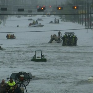 بالفيديو .. القوارب تحل مكان السيارات في هيوستن الأمريكية بعد أن غرقت تماماً بفعل الإعصار هارفي