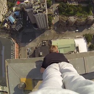 بالفيديو: مغامر يقف على حافة مبنى بارتفاع 40 طابق