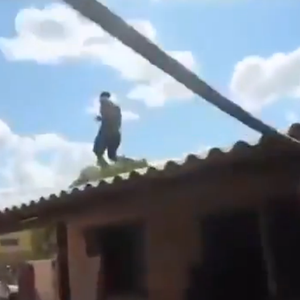 بالفيديو: شاهد ماذا حدث لمجموعة تطارد لص في قرية برازيلية