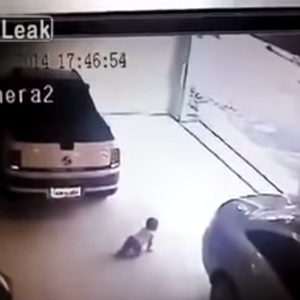 بالفيديو : نجاة طفل بأعجوبة تسلل تحت سيارة كانت ترجع للخلف