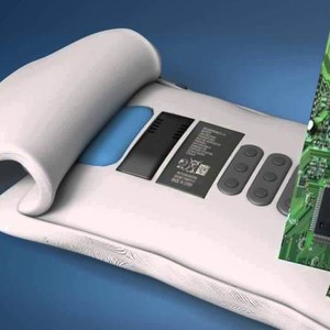 بالفيديو: سعودي يخترع وسادة ذكية مزوّدة بأجهزة تعمل كمنبه بالإهتزاز 