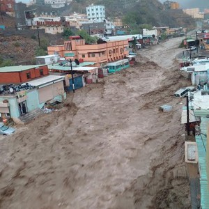 مشهد مروع لسيول تداهم المحال التجارية والمساجد في "الداير" 