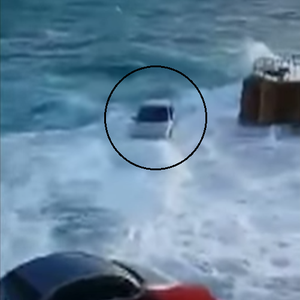 بالفيديو: إيطاليا -الأمواج العاتية تغرق إحدى المركبات في خليج مالطا
