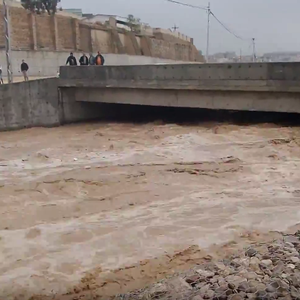 بالفيديو: سيل الرصيفة كما لم تشاهده من قبل بسبب العاصفة الرعدية