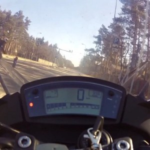 بالفيديو: سائق دراجة نارية ينقذ طفلين تسللا إلى وسط الشارع دون علم ذويهما