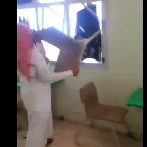 مجدداً..طلاب يحطمون زجاج الفصول الدراسية داخل إحدى المدارس !