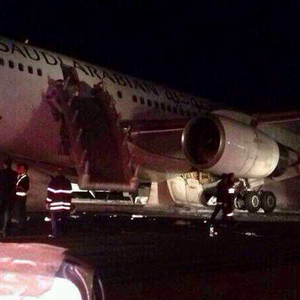 فيديو: لحظة هبوط الطائرة دون عجلات في المدينة المنورة فجر الأحد 