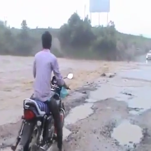  بالفيديو : ‫ سيل عارم يجرف سائق دراجة كان يحاول عبوره 
