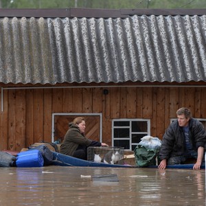 بالفيديو : استمرار أعمال الإغاثة والإجلاء في مناطق سيبيريا المُتضررة نتيجة الفيضانات 
