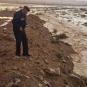 شرطة وأشغال الكرك  تباشران  بفتح إغلاق جزئي لطريق الموجب... شاهد 