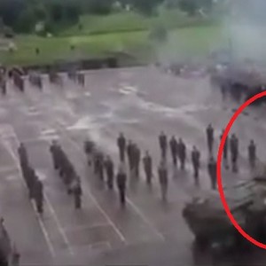 بالفيديو: مدرعة عسكرية تدهس جنديا بالخطأ في احتفالات "يوم روسيا"