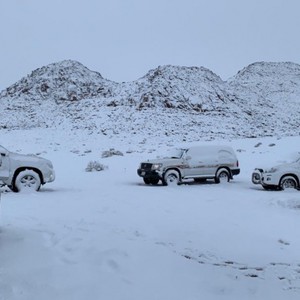 بالفيديو | هذه أجمل المشاهد لتساقط الثلوج على مرتفعات تبوك صباح اليوم الثلاثاء "اضغط للمشاهدة" 