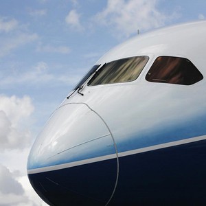 دفع طائرة رُكاب سودانية بالأيدي لمُساعدتها على الإقلاع