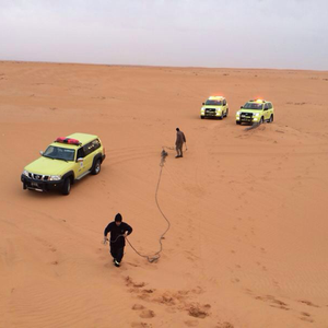 الدفاع المدني ينقذ حياة شخصين علقا في صحراء الدهناء 