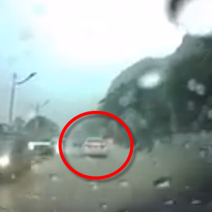 شاهد بالفيديو : سائق يتفاجأ بجبل ينهار عليه 