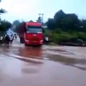 شاهد بالفيديو : الأرض تبتلع شاحنة كبيرة وسط السيول