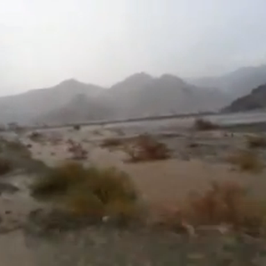 حصرياً بالفيديو : شاهد كيف ضربت الأمطار الغزيرة جنوب غرب المدينة المنورة 10-11-1434