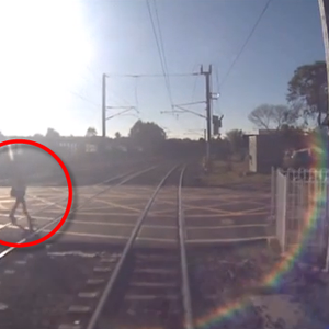 بالفيديو : نجاة أسترالي من الموت تحت عجلات القطار