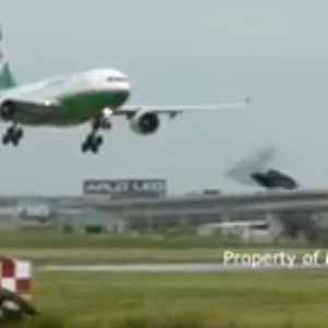 بالفيديو  : الطائرة الأولى نجحت في الهُبوط و لكن شاهد ماذا حدث للطائرة الثانية