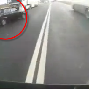 بالفيديو : حادث سير عنيف جداً و لكن السائق ينجو بأعجوبة