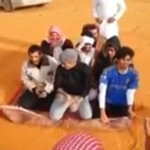 بالفيديو :عائلة سعودية تتزلج على الرمال دُفعة واحدة 