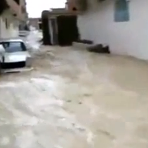 شاهد بالفيديو : سيول خطيرة تغرق مدينة قفصة التونسية