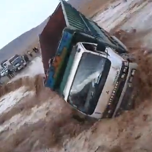 شاهد بالفيديو : لحظات مُرعبة لغرق شاحنة بها شخصين في سيول المغرب الجارفة 