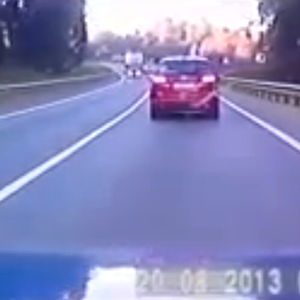 شاهد بالفيديو : ليس للقلوب الضعيفة .. حادث سير مُفاجئ و عنيف 