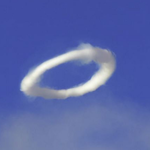 Un rond de fumée sème la panique dans le ciel du Kazakhstan