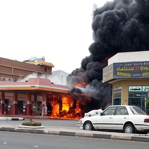 بالفيديو: سائق دراجة يُحول محطة وقود خليجية إلى جحيم 