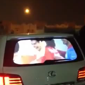 بالفيديو: شاب قطري يحول زجاج سيارته لشاشة تلفزيون 