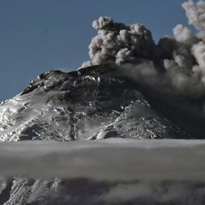 لقطات مثيرة للحظة اندلاع بركان كوتوباكسي الخطير في الإكوادور