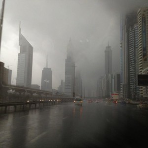 بالفيديو: صباح ماطر في دبي وعدد من الإمارات الشمالية 